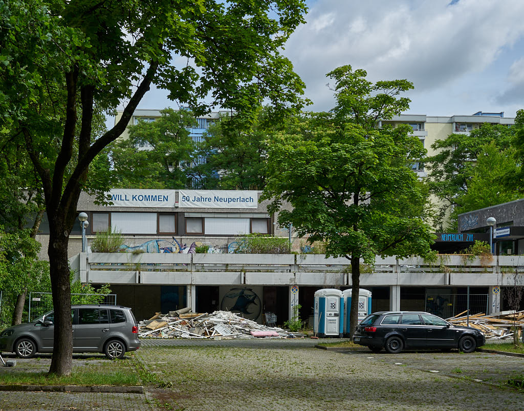 05.07.2021 - Maschendrahtzaun um das Alexisquartier in Neuperlach